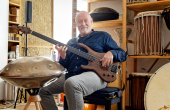 Porträt Felix Rüedi Bündner Weltmusik MusikInstrument Kultur Cello E-Bass Orchester Band Jazzschule Jazz Trommelmusik Trommel Trommel-Workshopleiter E-Basslehrer Bandcoach OK-Chef JazzWeltFestival