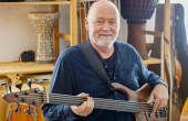 Porträt Felix Rüedi Bündner Weltmusik MusikInstrument Kultur Cello E-Bass Orchester Band Jazzschule Jazz Trommelmusik Trommel Trommel-Workshopleiter E-Basslehrer Bandcoach OK-Chef JazzWeltFestival