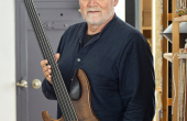 Porträt Felix Rüedi Bündner Weltmusik MusikInstrument Kultur Cello E-Bass Orchester Band Jazzschule Jazz Trommelmusik Trommel Trommel-Workshopleiter E-Basslehrer Bandcoach OK-Chef JazzWeltFestival